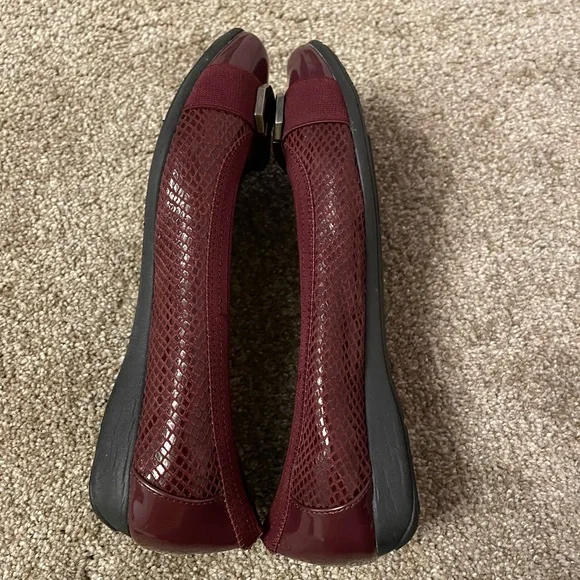 Women's AK Sport Burgundy Flats Size 8.5 M Like New Comfy - Picture 6 of 9